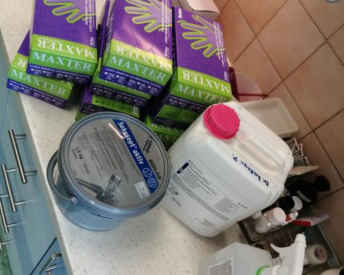 Fertőtlenítő szerek megfelelő mennyiségben állnak rendelkezésre.